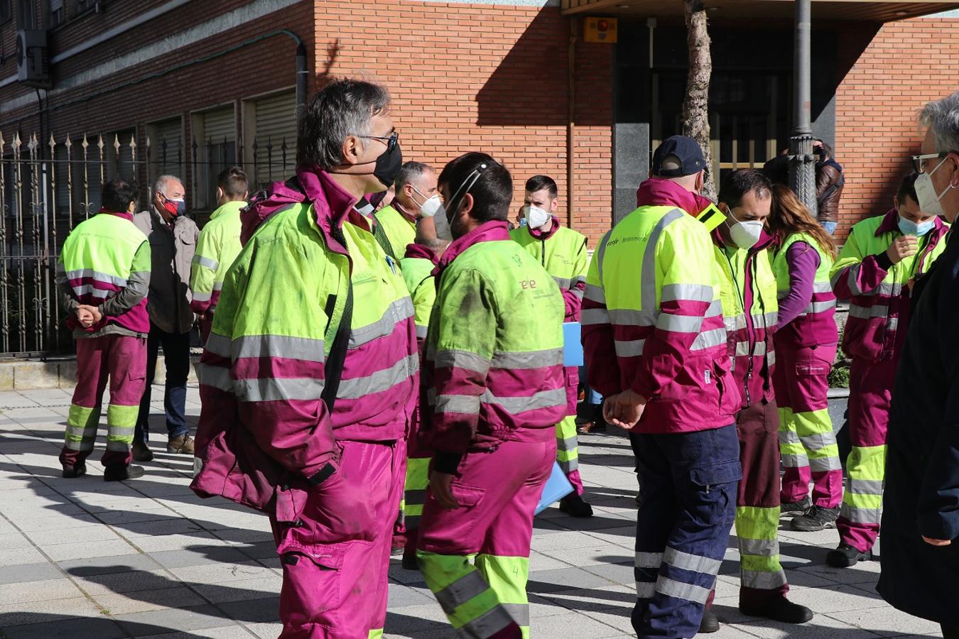 Los trabajadores de Renfe se concentran contra el cese de actividad del centro médico.