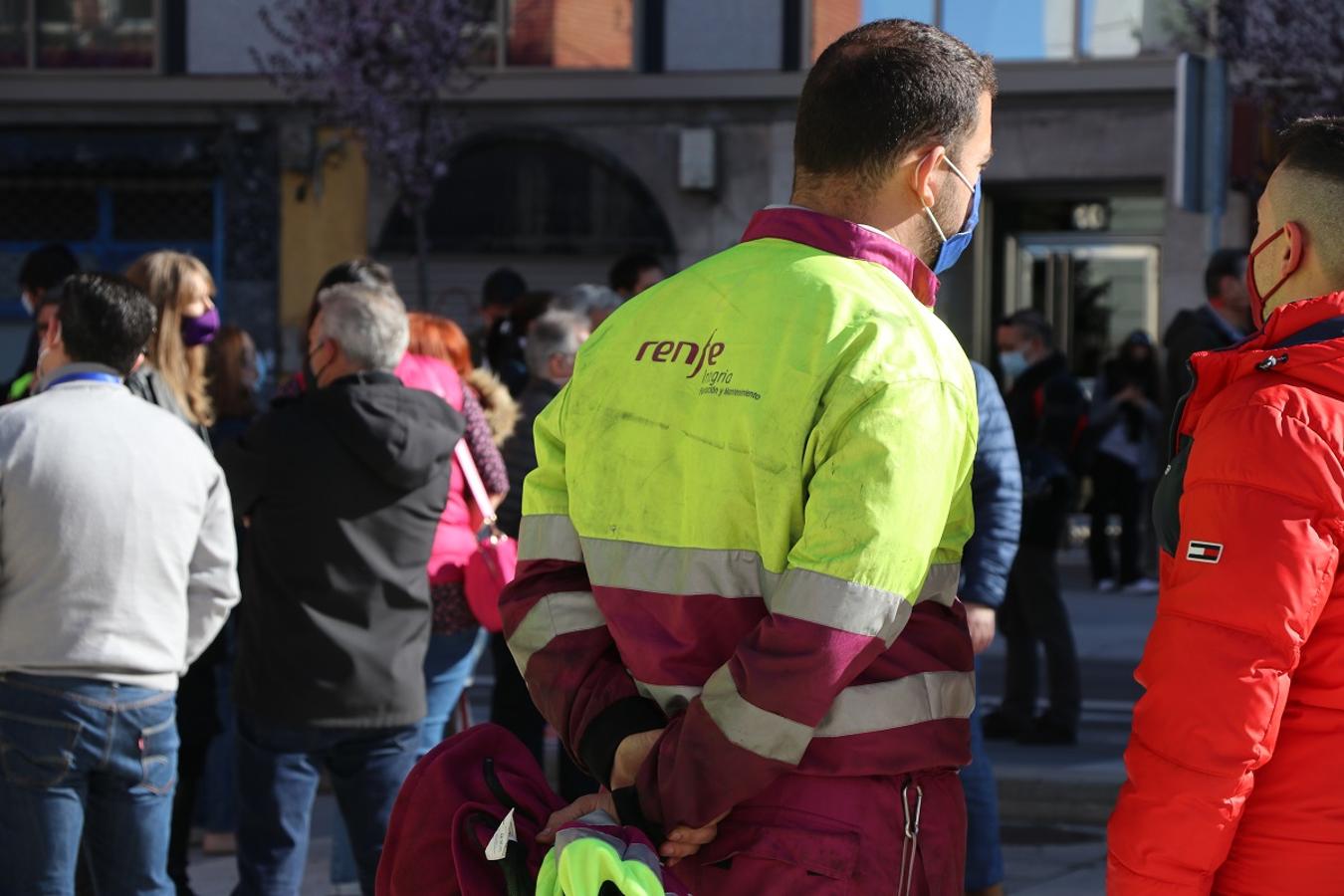 Los trabajadores de Renfe se concentran contra el cese de actividad del centro médico.