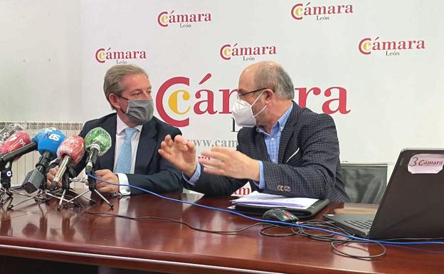 Javier Vega y José Luis Placer, minutos antes del inicio de la rueda de prensa. 