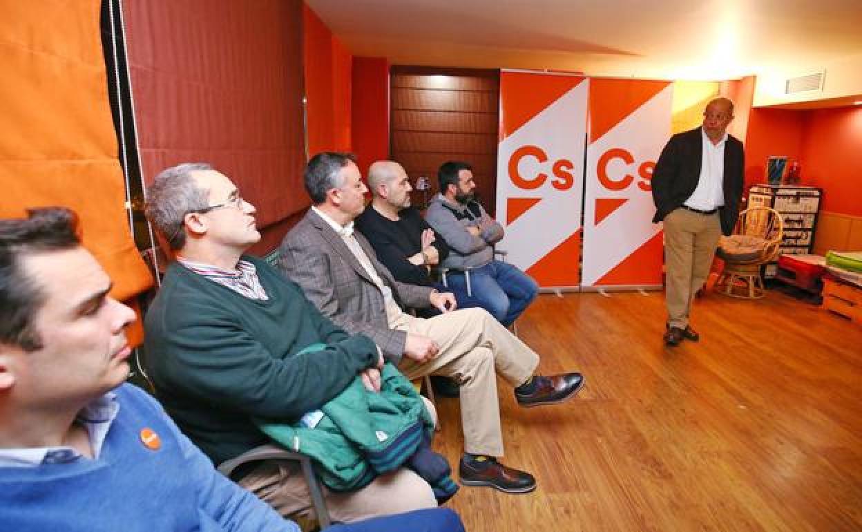 Francisco Igea, durante una reunión con los militantes de Cs en Ponferrada.