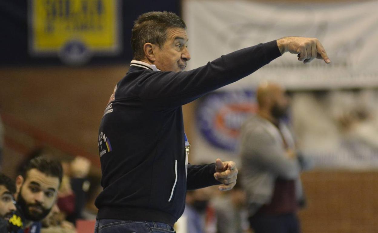 Manolo Cadenas, durante el partido en Cuenca.