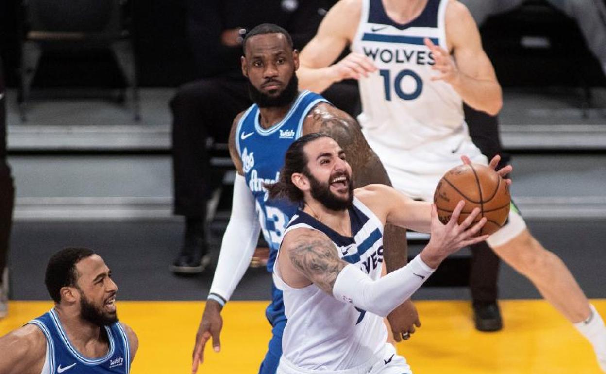 Ricky Rubio entra a canasta ante la mirada de LeBron James. 