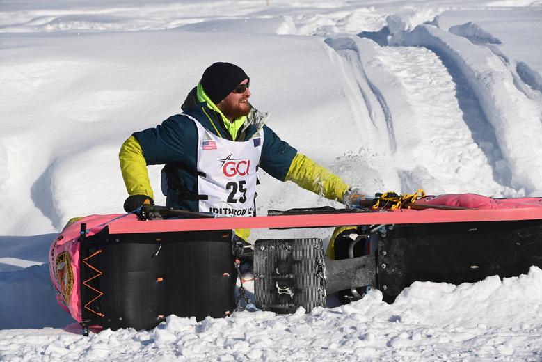 Wade Marrs mira hacia arriba después de rodar su trineo en una esquina cerrada del río Susitna durante la carrera de perros de trineo Iditarod Trail.