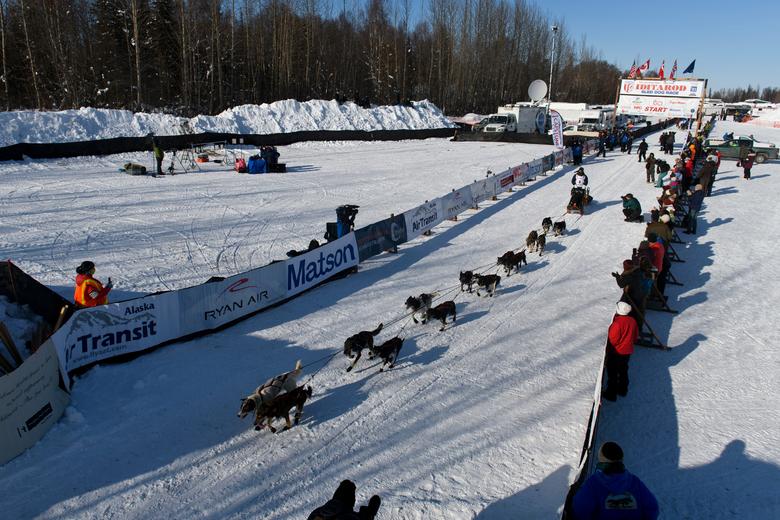 Dennis Kananowicz, de Tolsona, abandona la rampa de inicio de la Iditarod Trail Sled Dog Race.