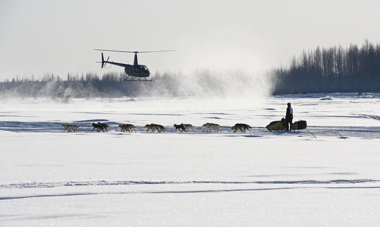 Matt Hall conduce su equipo de perros en el río Susitna durante la carrera de perros de trineo Iditarod Trail.