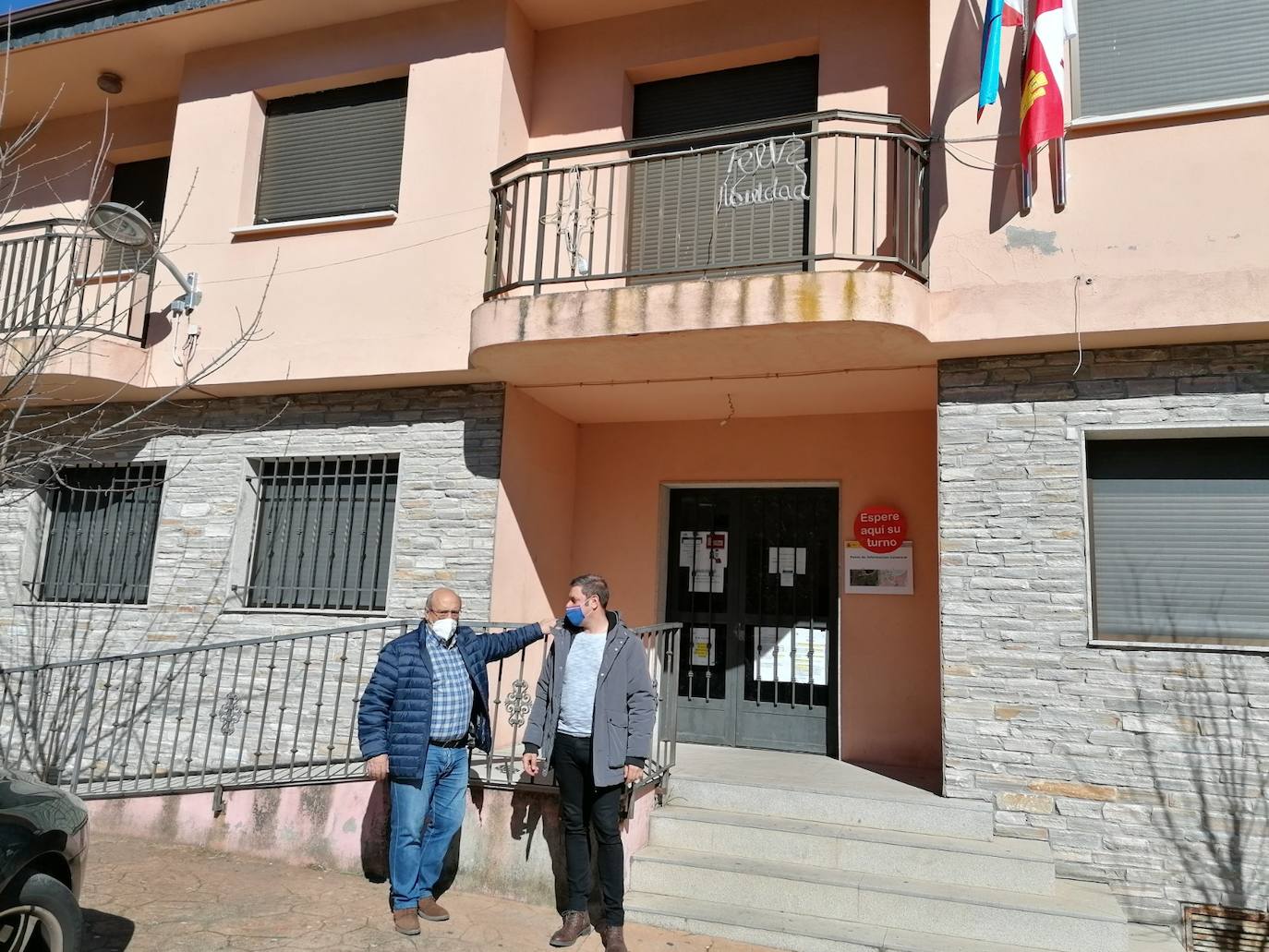 El secrerario general de CB, Iván Alonso, y el concejal de Ponferrada y natural de la localidad ancaresa de Lumeras, Jesús López, ante el Ayuntamiento de Candín.