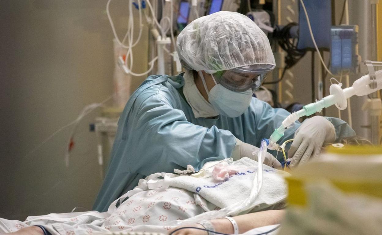 Imagen de un equipo médico trabajando en un área UCI, una de las menos afectadas por el virus. 