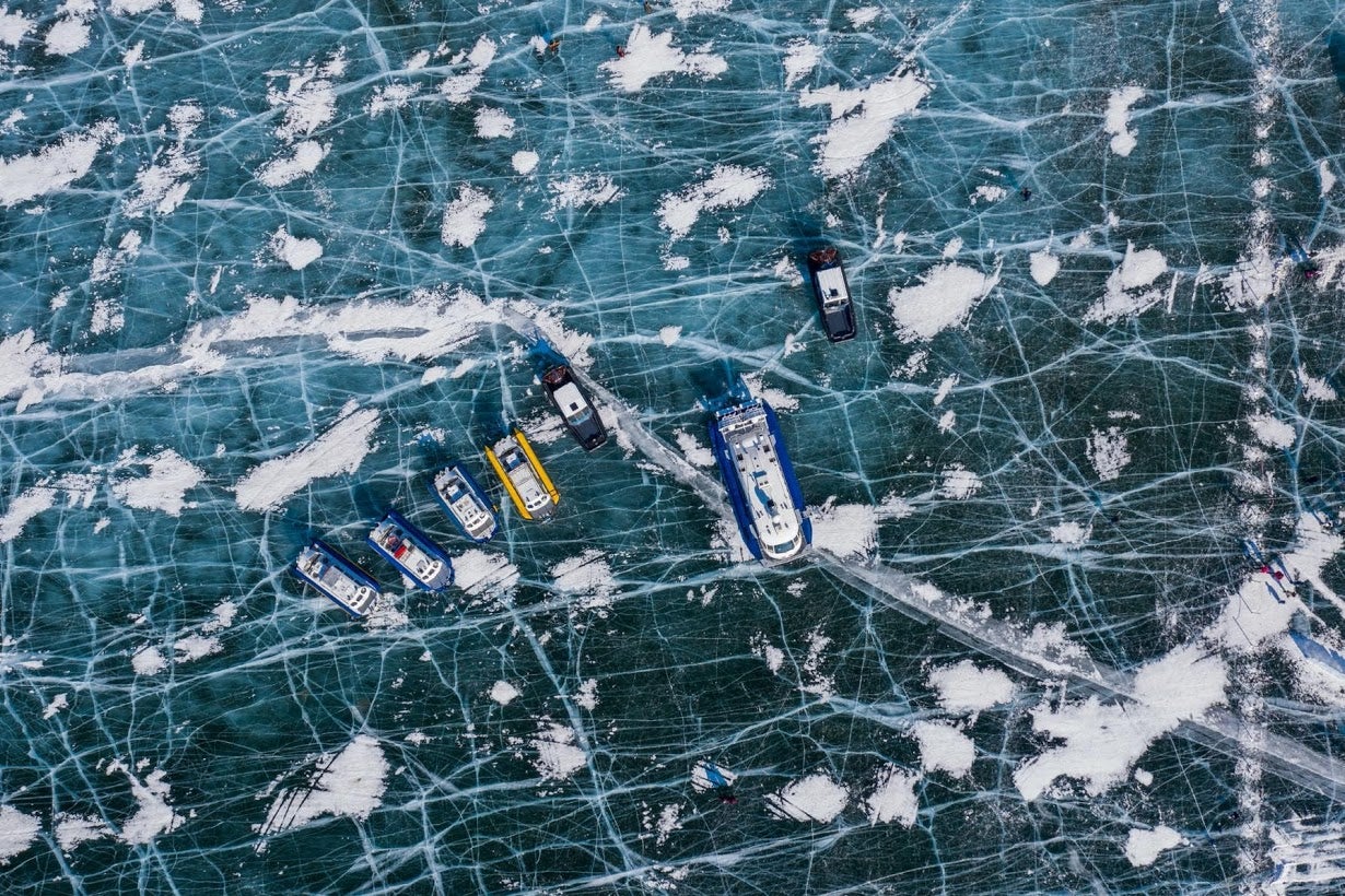 El lago Baikal en la región de Irkutsk, Rusia, sigue siendo uno de los reservorios de agua dulce más limpios del mundo. Pero la contaminación y el crecimiento de malas hierbas están dañando microorganismos, esponjas y algunos moluscos que filtran sus aguas. La fábrica de celulosa y papel de Baikal y sus instalaciones de tratamiento de aguas residuales se cerraron hace siete años, pero la contaminación se ha extendido significativamente desde entonces, según los medios locales. Eso, dicen algunos expertos, se debe a que la contaminación que queda en el sitio industrial se está drenando hacia el lago.