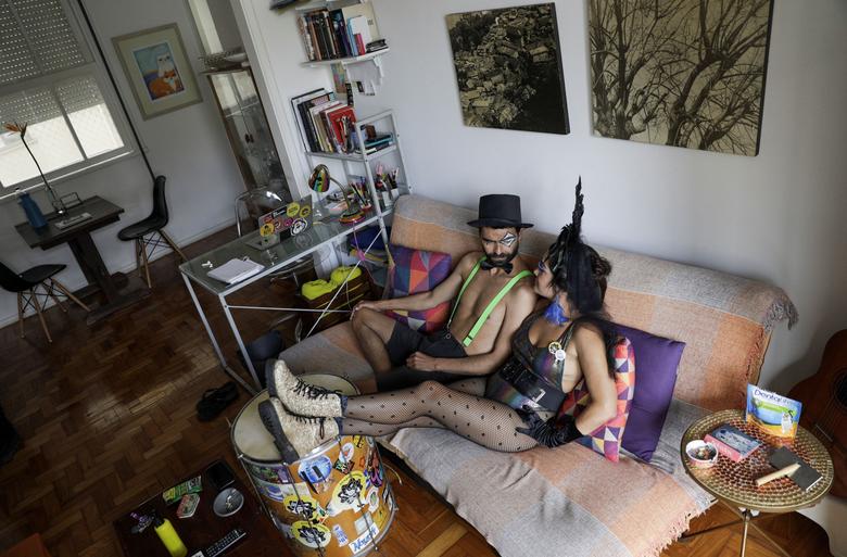 Giulia Tucci y su esposo Marcelo Azevedo usan sus disfraces de Carnaval en casa. "El carnaval para mí significa resistencia y alegría, y la gente que ocupaba las calles durante las celebraciones del carnaval había sido también un movimiento de resistencia política, pero este año es necesario no tener estas celebraciones y la verdadera resistencia es evitar estas ocupaciones de calles y ser".