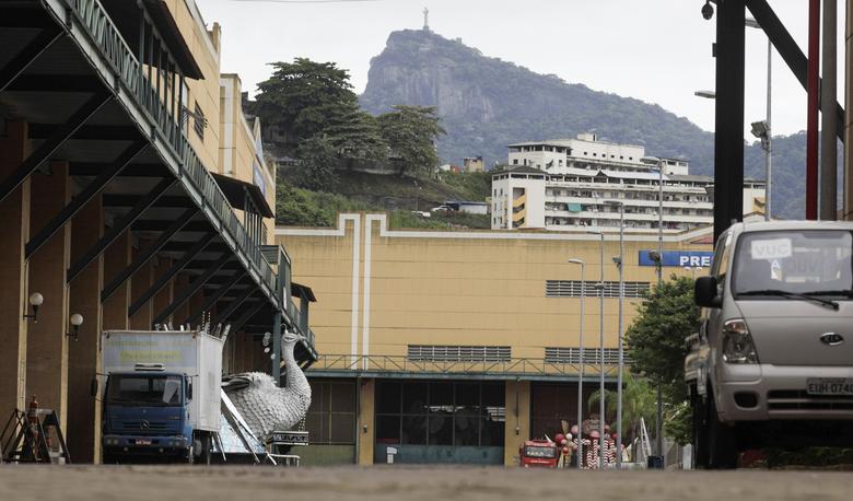 Una carroza del Carnaval se muestra en el complejo de almacenes Cidade do Samba (Ciudad de Samba) donde las Escuelas de Samba de Río de Janeiro preparan sus carrozas y disfraces.