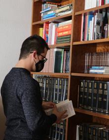 Imagen secundaria 2 - Los seminaristas toman sus lecciones en el seminario Conciliar San Froilán.