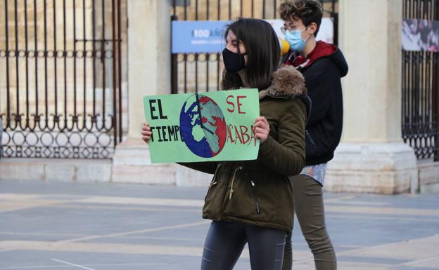 Galería. Una nueva sentada por el planeta convoca a una veintena de personas en la plaza de Regla.