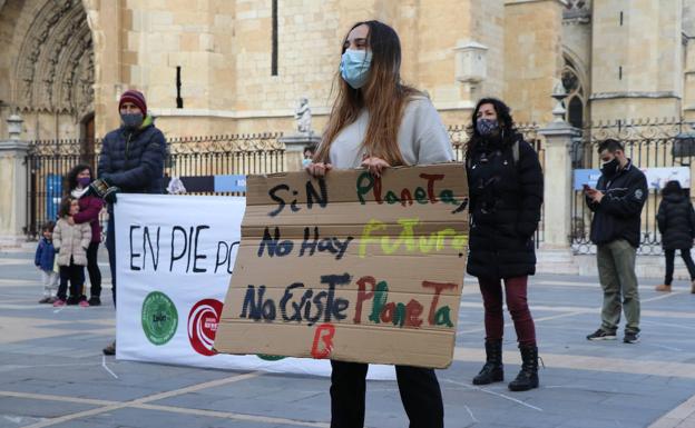 Una veintena de personas se dan cita en la plaza de Regla para luchar por el futuro del planeta.