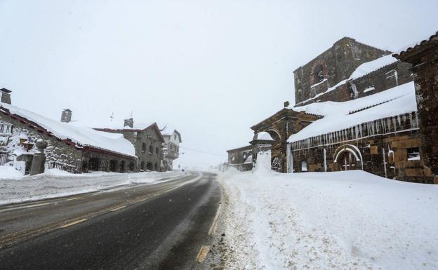 La nieve cierra el puerto de Pajares al tráfico de camiones y vehículos articulados