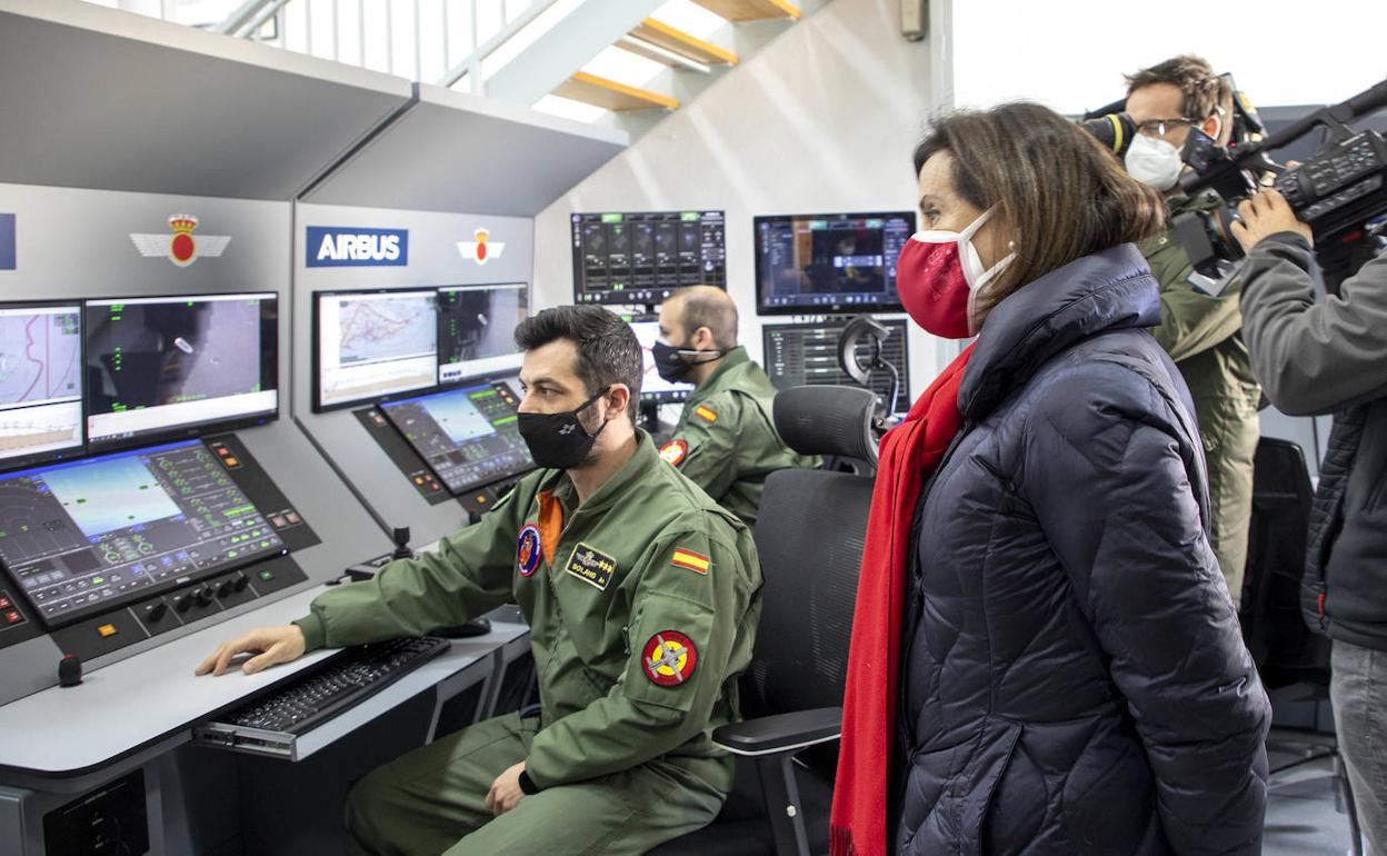 La ministra de Defensa visita el Grupo de Escuelas de la Base Aérea de Matacán . 