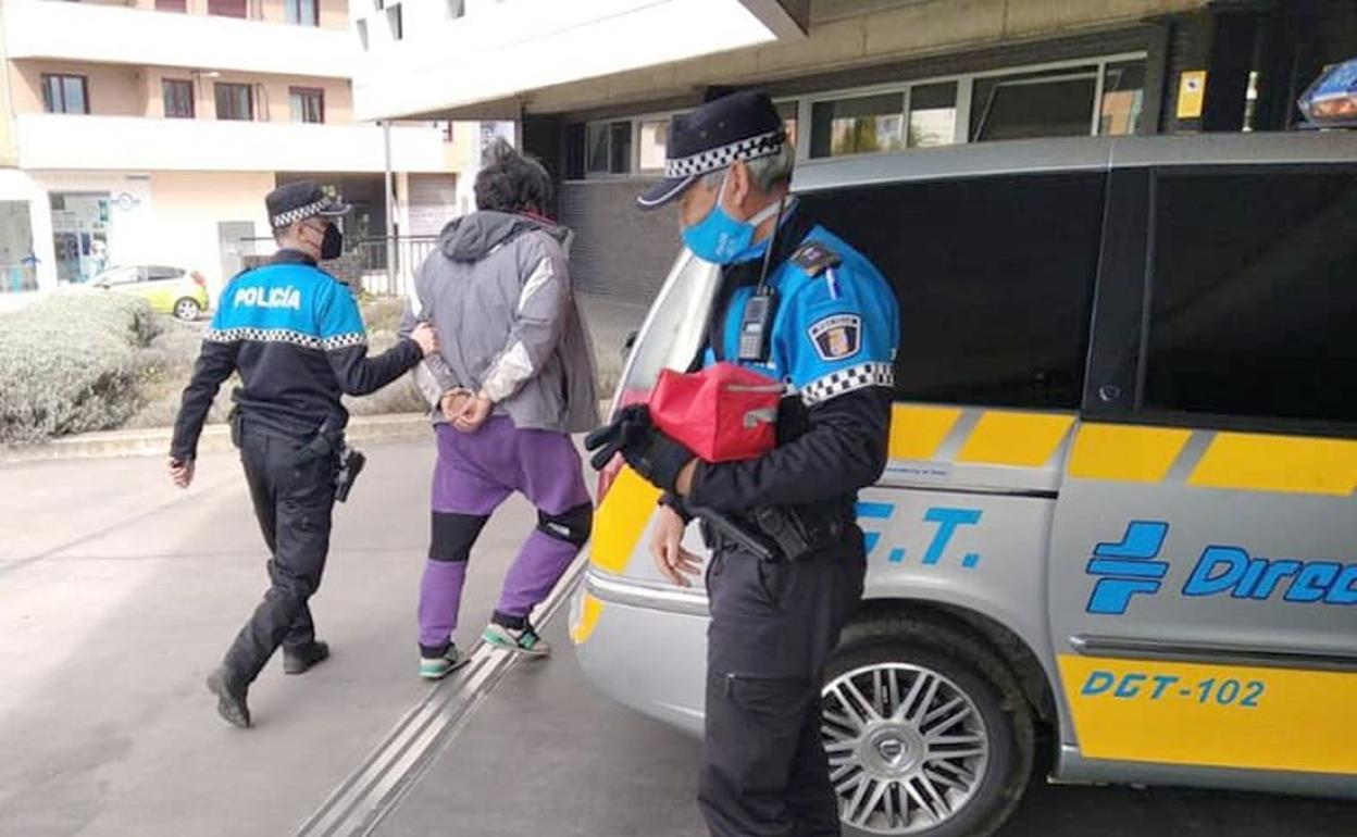 Imagen de efectivos de la Policía Local de San Andrés junto al detenido.