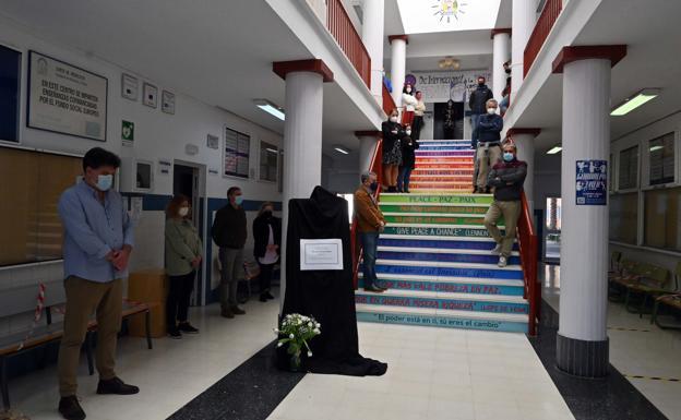 Docentes del IES Guadalpín, donde daba clase Pilar González, durante el minuto de silencio en su memoria.