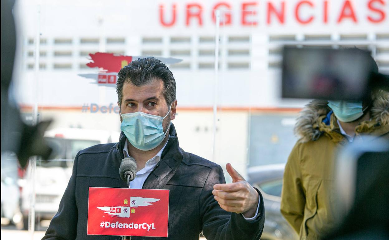 El secretario general de PSOECyL, Luis Tudanca a tiende a los medios frente al Hospital de Santa Bárbara en Soria