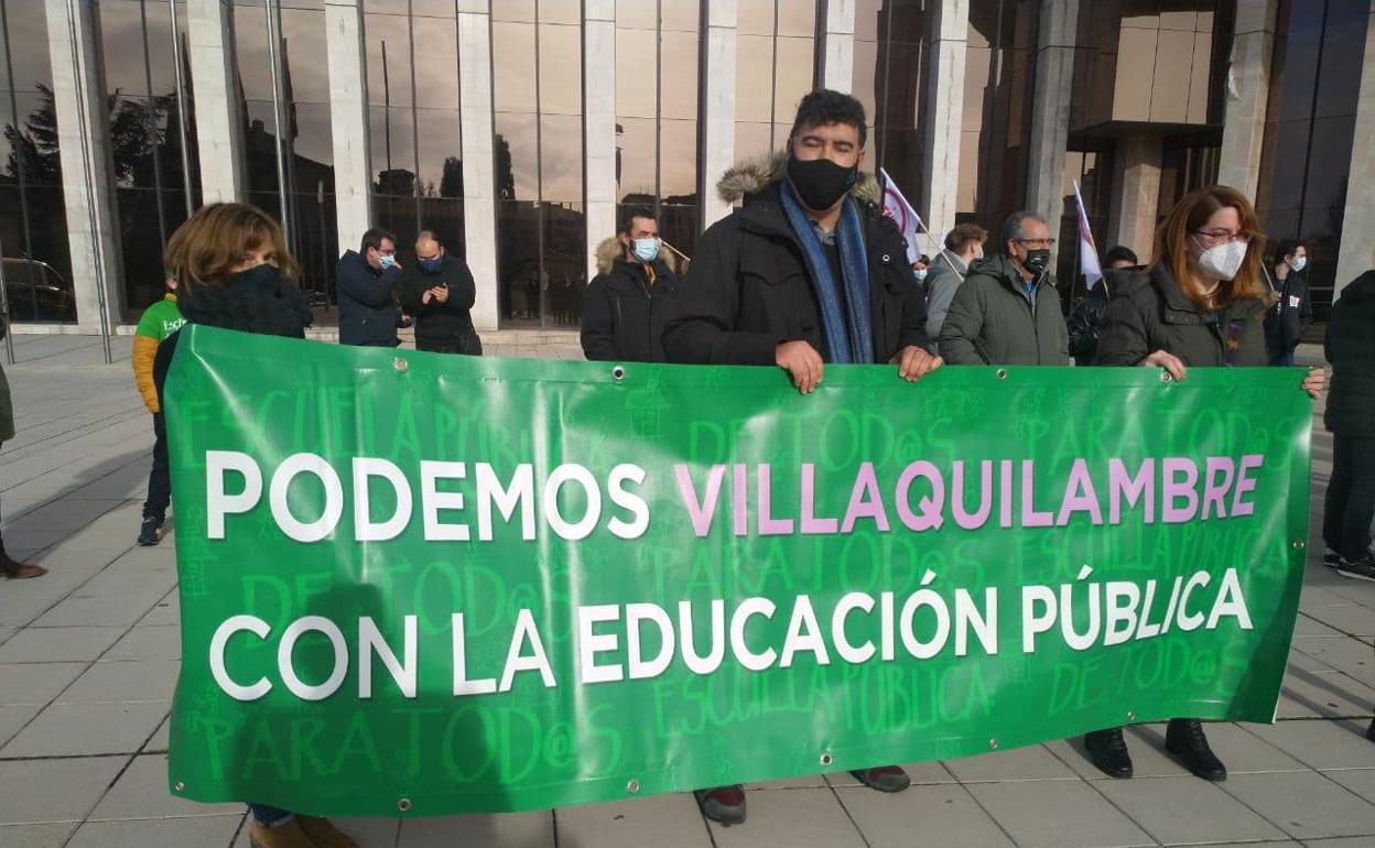 Miembros de Podemos Villaquilambre, en una concentración en apoyo de la educación pública.