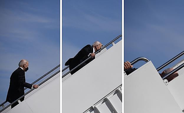 Joe Biden se tropieza tres veces al subir las escaleras del Air Force One.