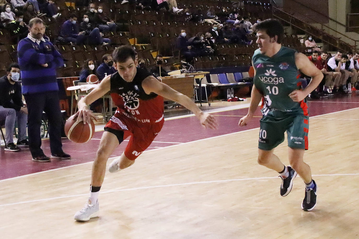 Fotos: ULE RBH-Global Basket León supera al líder