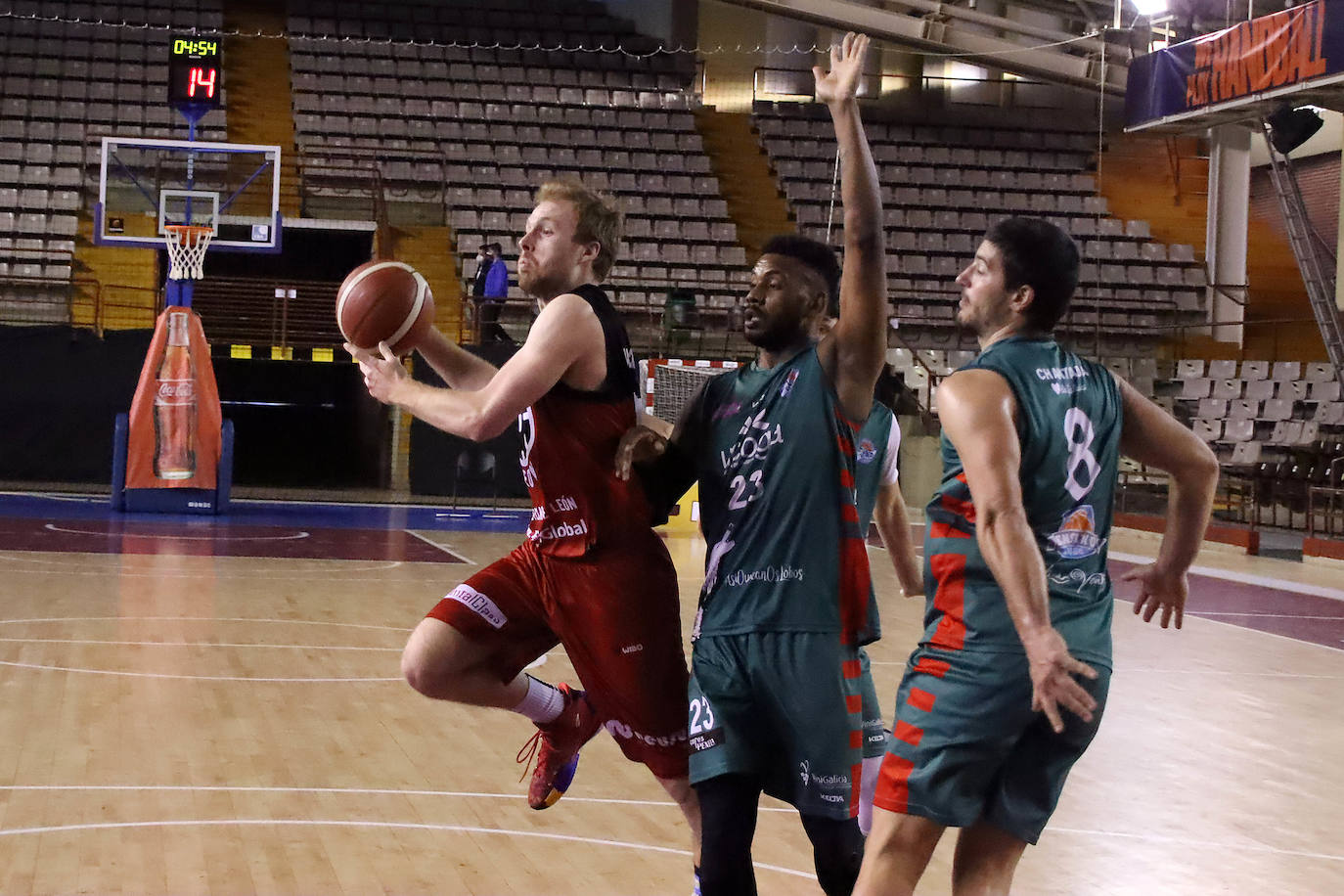 Fotos: ULE RBH-Global Basket León supera al líder