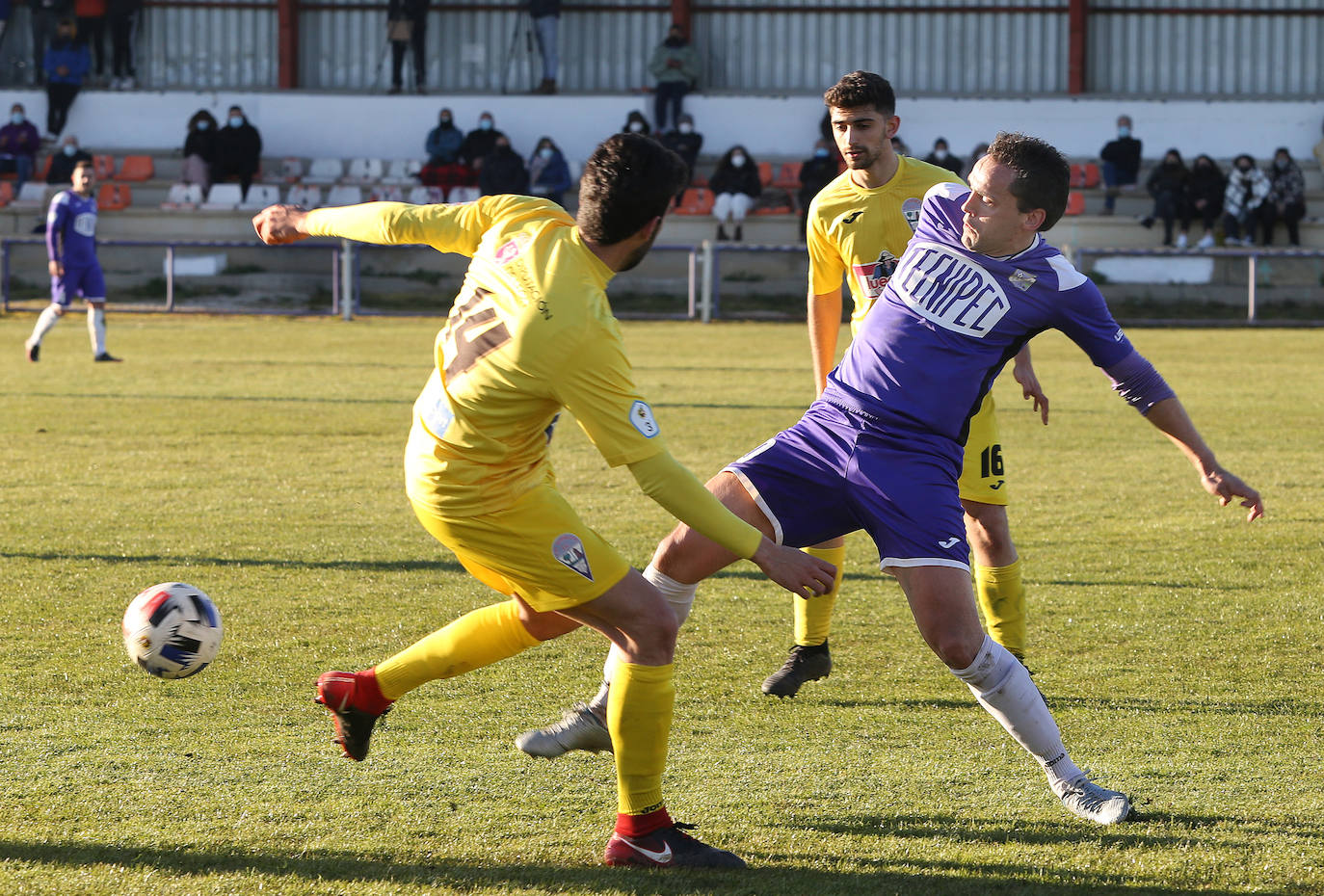 Fotos: La Bañeza gana el Becerril