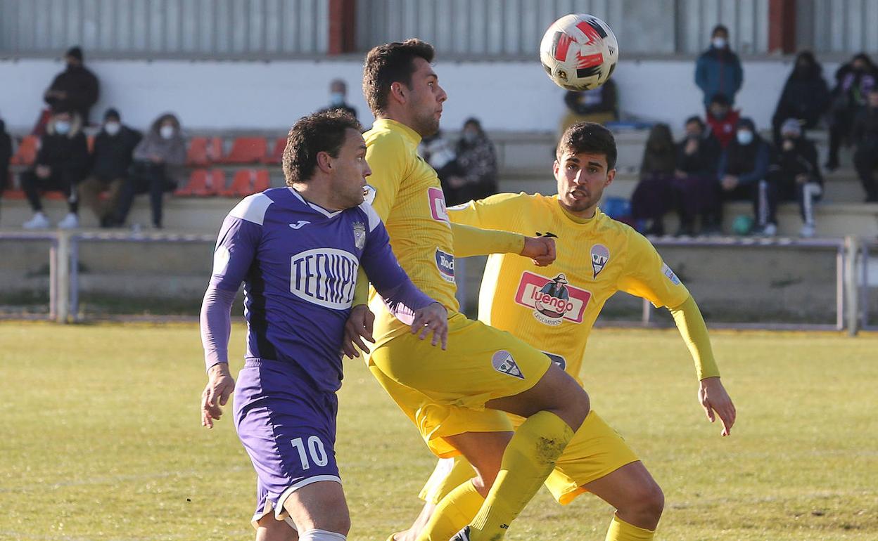 Instante del partido en Becerril.