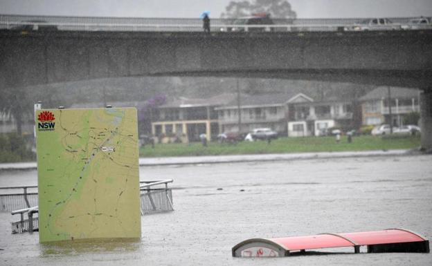 Un cartel en un parque inundado por el desbordamiento del río Nepean, en el suburbio de Penrith. 