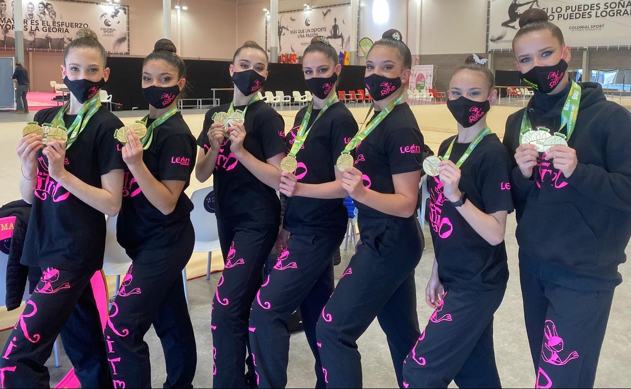 Las gimnastas del Ritmo posan con sus medallas.