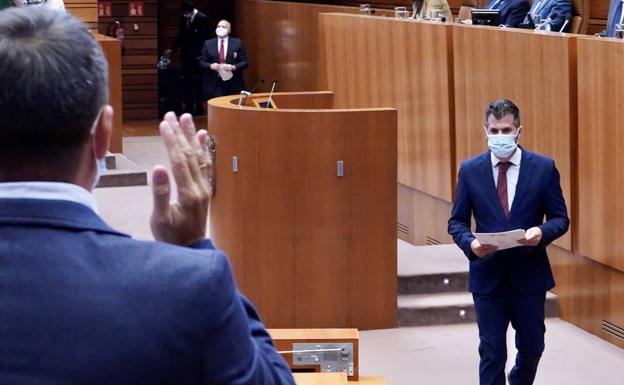  El portavoz del grupo socialista, Luis Tudanca, finaliza su intervención en el debate de política general de la Junta de Castilla y León en las Cortes