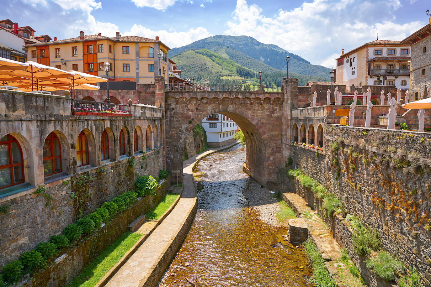 9. Potes (Cantabria), con 52.400 búsquedas mensuales