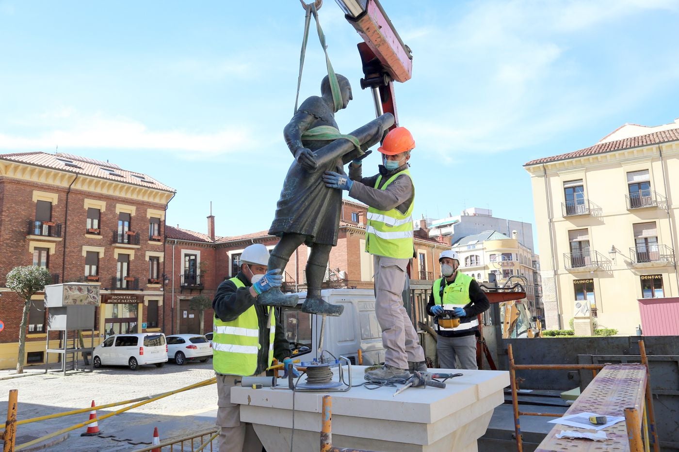 El Ayuntamiento de León restaura la escultura de Las Cabezadas | El Centro de Oficios y Artes Plásticas se ha encargado de los trabajos del conjunto del asturiano José Luis Fernández. 