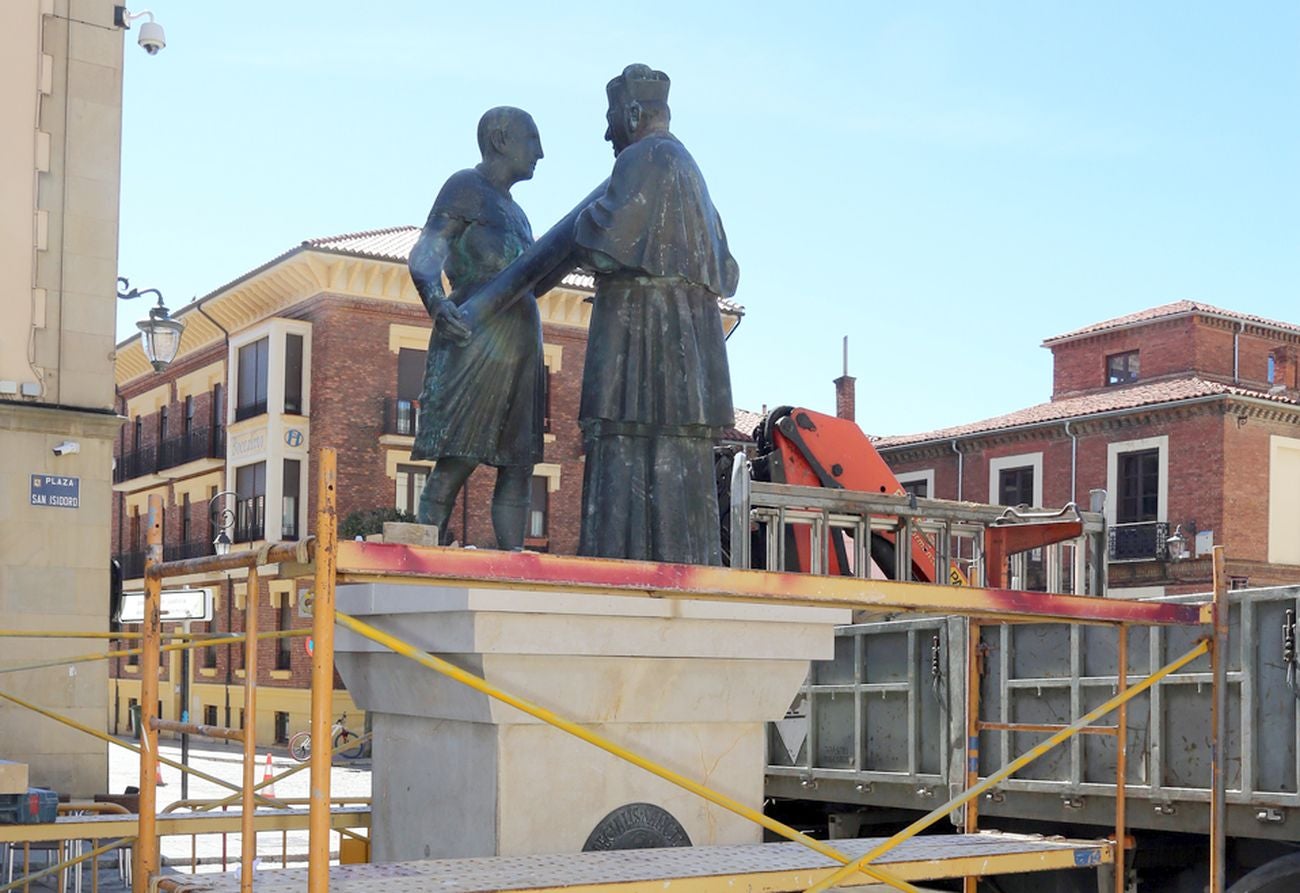 El Ayuntamiento de León restaura la escultura de Las Cabezadas | El Centro de Oficios y Artes Plásticas se ha encargado de los trabajos del conjunto del asturiano José Luis Fernández. 