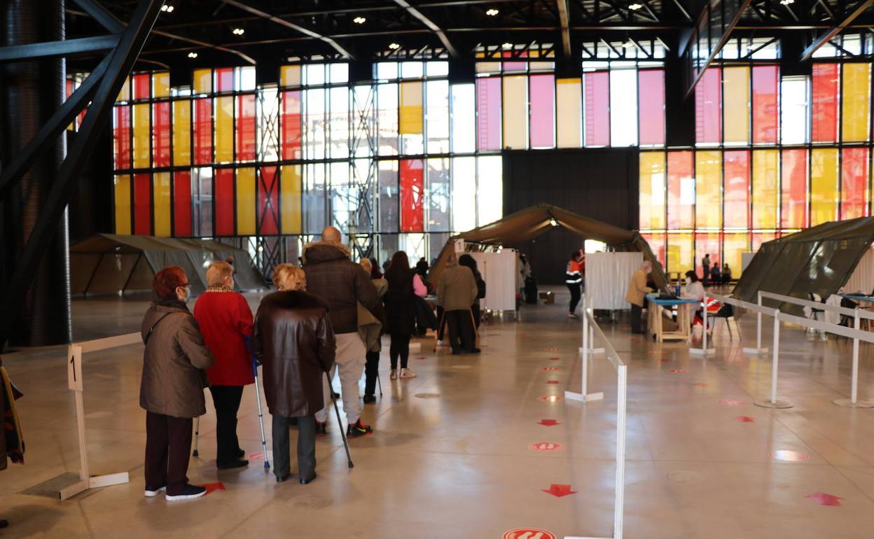 Vacunación contra la covid en el Palacio de Exposiciones en León. 