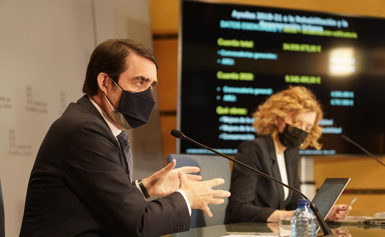 El consejero de Fomento y Medio Ambiente, Juan Carlos Suárez-Quiñones, informa sobre la resolución de ayudas de la Junta a la rehabilitación de viviendas en Castilla y León.