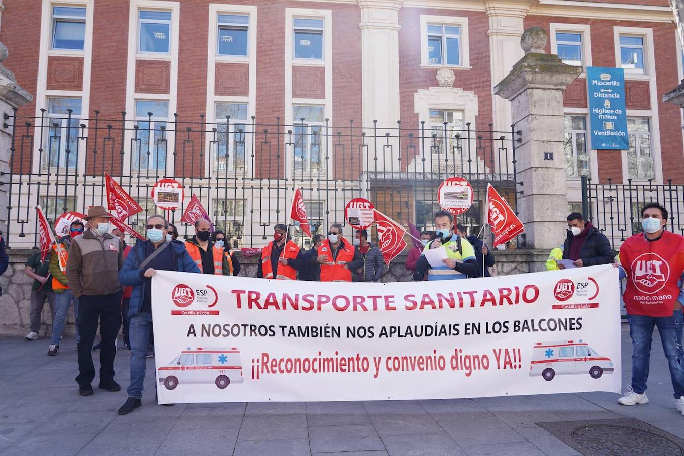 La FeSP de UGTCyL se concentra por la situación en la que se encuentran los profesionales del transporte sanitario en Castilla y León