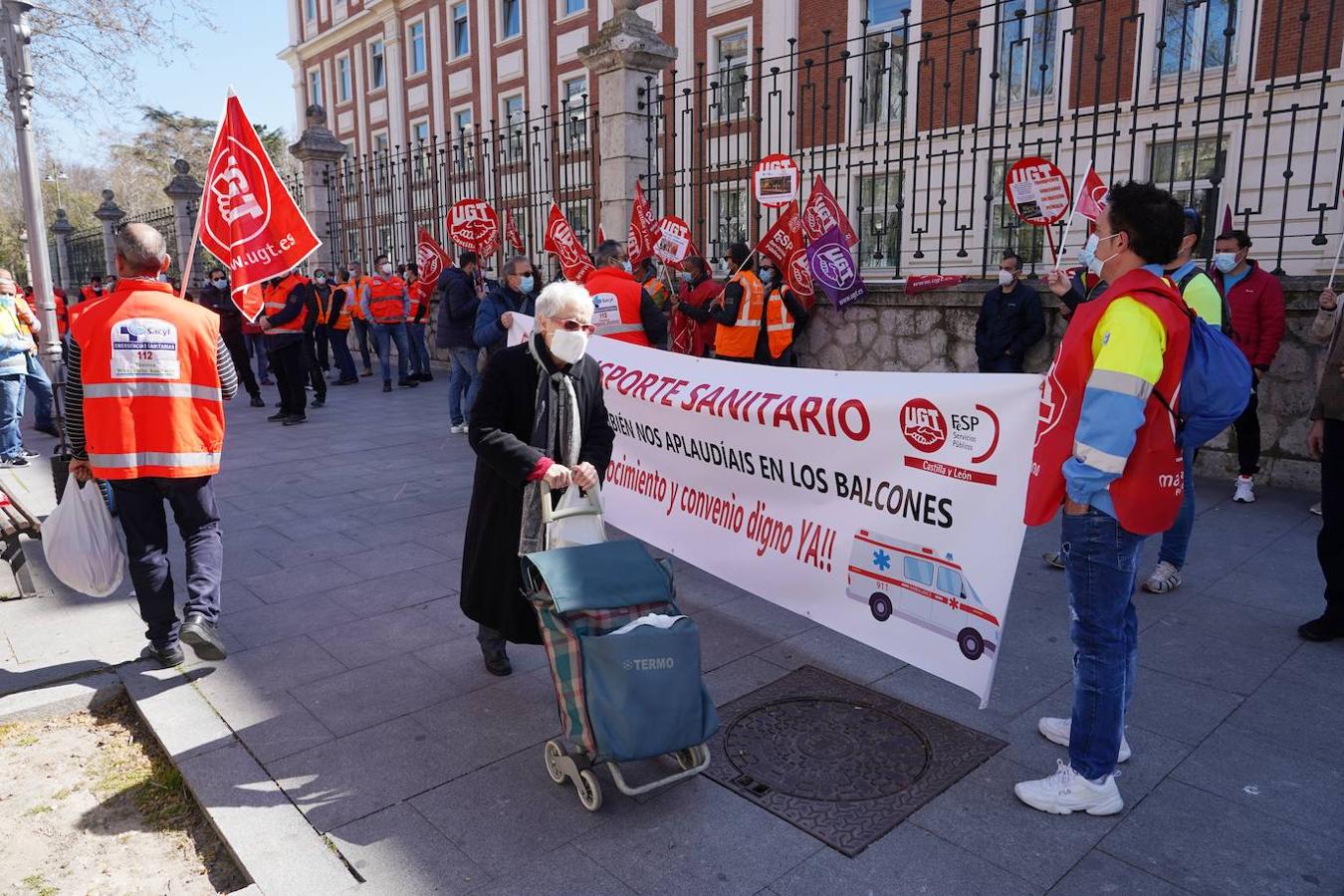 La FeSP de UGTCyL se concentra por la situación en la que se encuentran los profesionales del transporte sanitario en Castilla y León