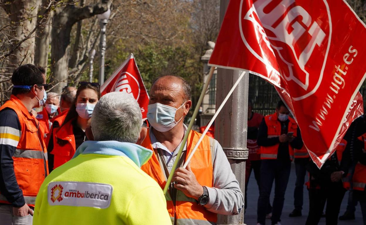 Concentración de UGT frente a la Consejería de Sanidad en Valladolid.