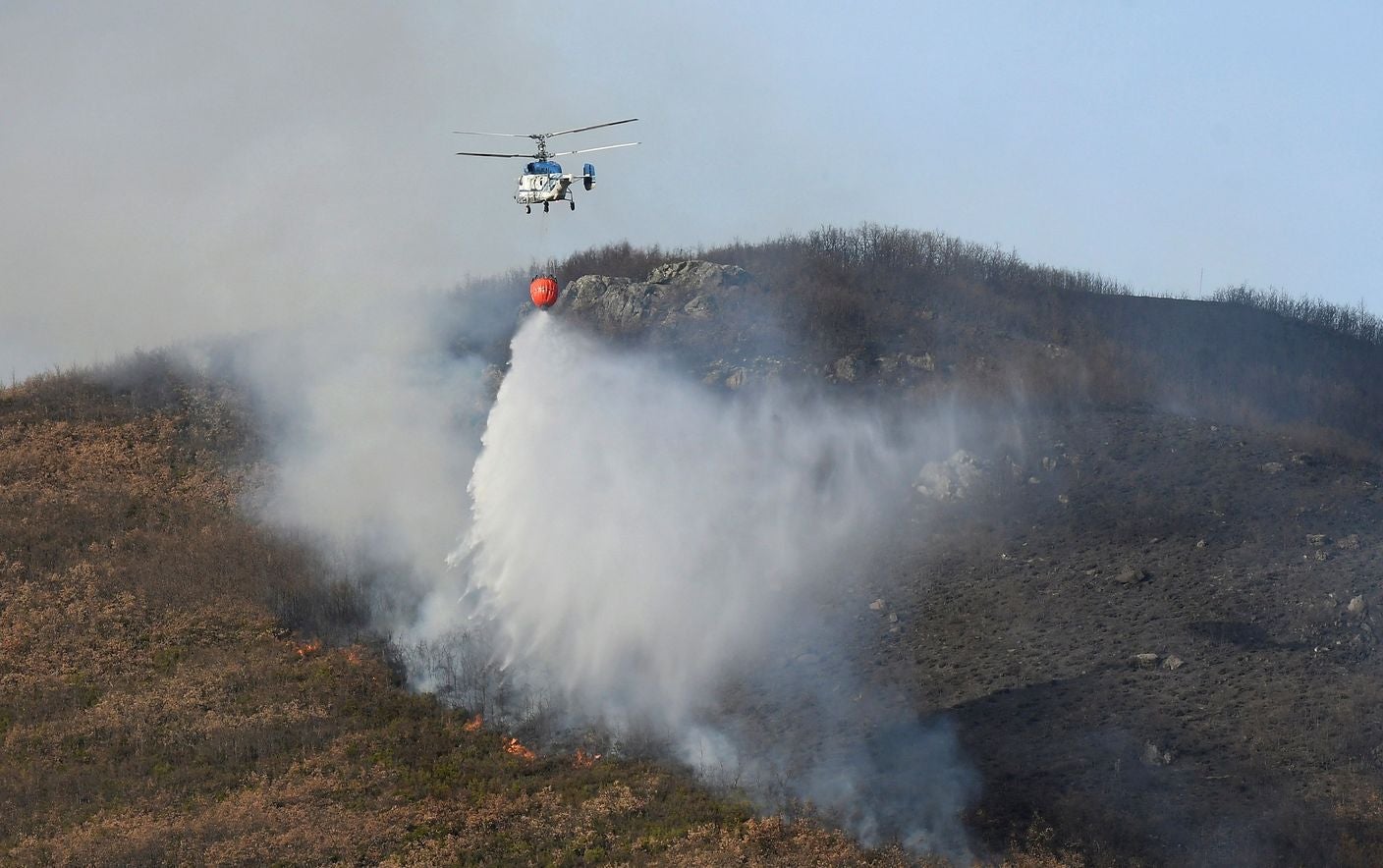 Las llamas, que asolan la ladera del pinar del Pico Muela, han obligado a actuar a medios terrestres y dos helicópteros.