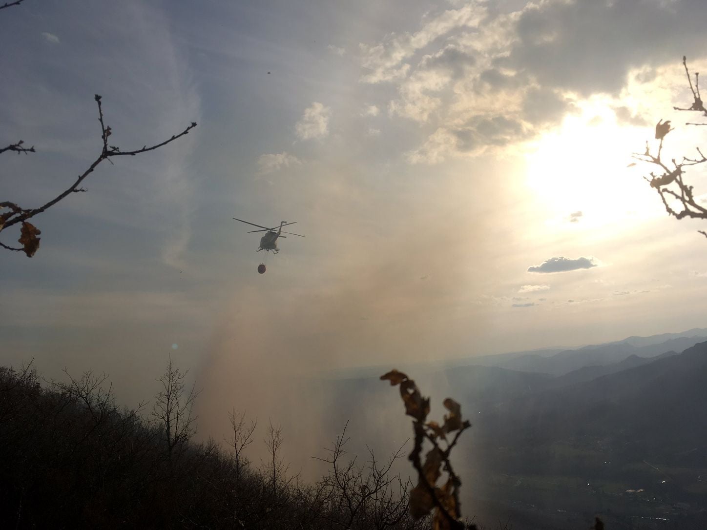 Las llamas, que asolan la ladera del pinar del Pico Muela, han obligado a actuar a medios terrestres y dos helicópteros.