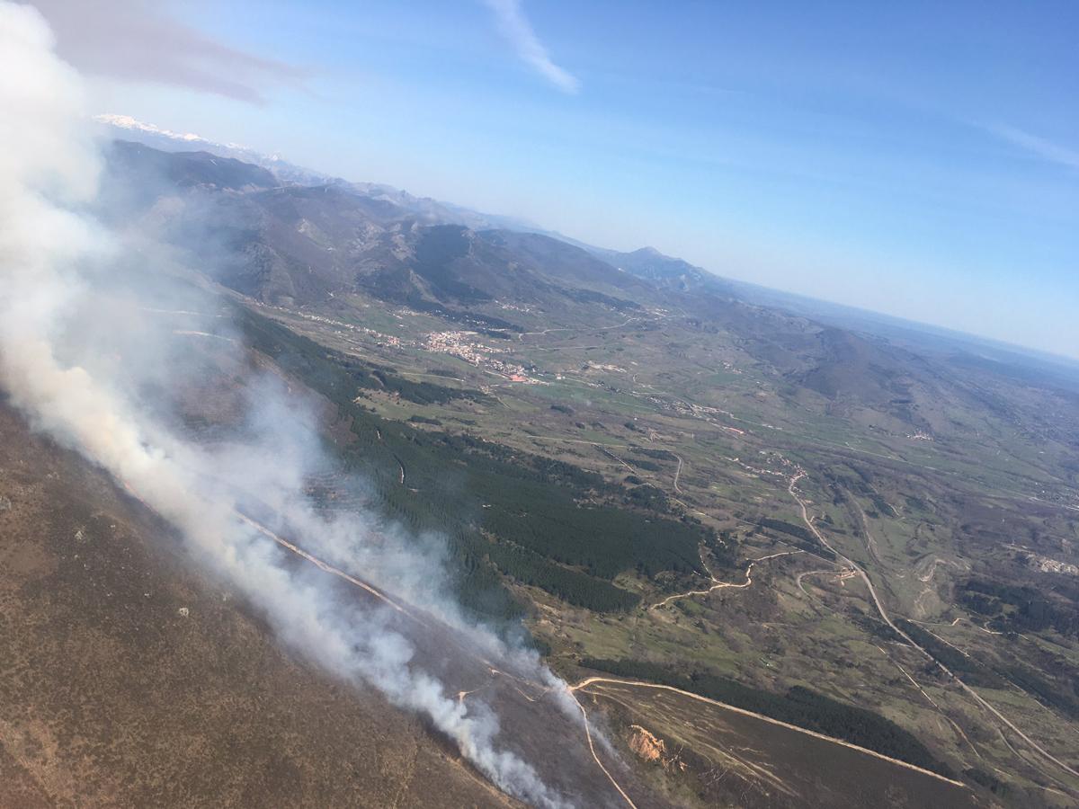 Las llamas, que asolan la ladera del pinar del Pico Muela, han obligado a actuar a medios terrestres y dos helicópteros.