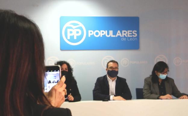 Un momento de la rueda de prensa de los procuradores del PP. 