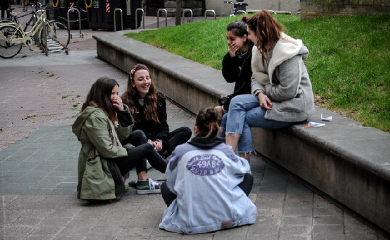 Un grupo de amigas en Vitoria durante la fase 1 de desescalada del estado de alarma 