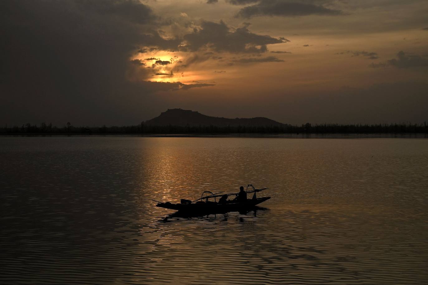 El lago Dal es el más famoso de Srinagar, la capital de verano de Jammu y Cachemira, India. Es muy conocido por su espectacular extensión de agua, sobre la que destacan sus casas de madera flotantes de estilo victoriano. El conjunto es un lugar único con vistas que hipnotizan.