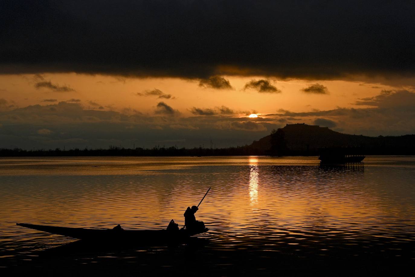 El lago Dal es el más famoso de Srinagar, la capital de verano de Jammu y Cachemira, India. Es muy conocido por su espectacular extensión de agua, sobre la que destacan sus casas de madera flotantes de estilo victoriano. El conjunto es un lugar único con vistas que hipnotizan.