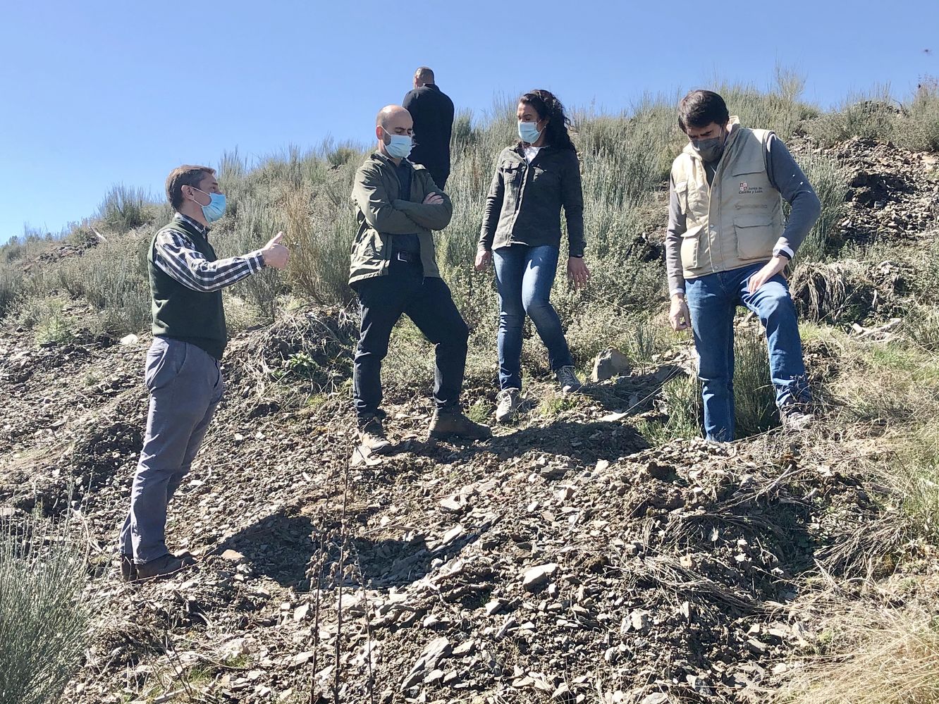 El consejero de Fomento y Medio Ambiente, Juan Carlos Suárez-Quiñones, visita las actuaciones de restauración forestal en los montes afectados por el gran incendio de 2015..