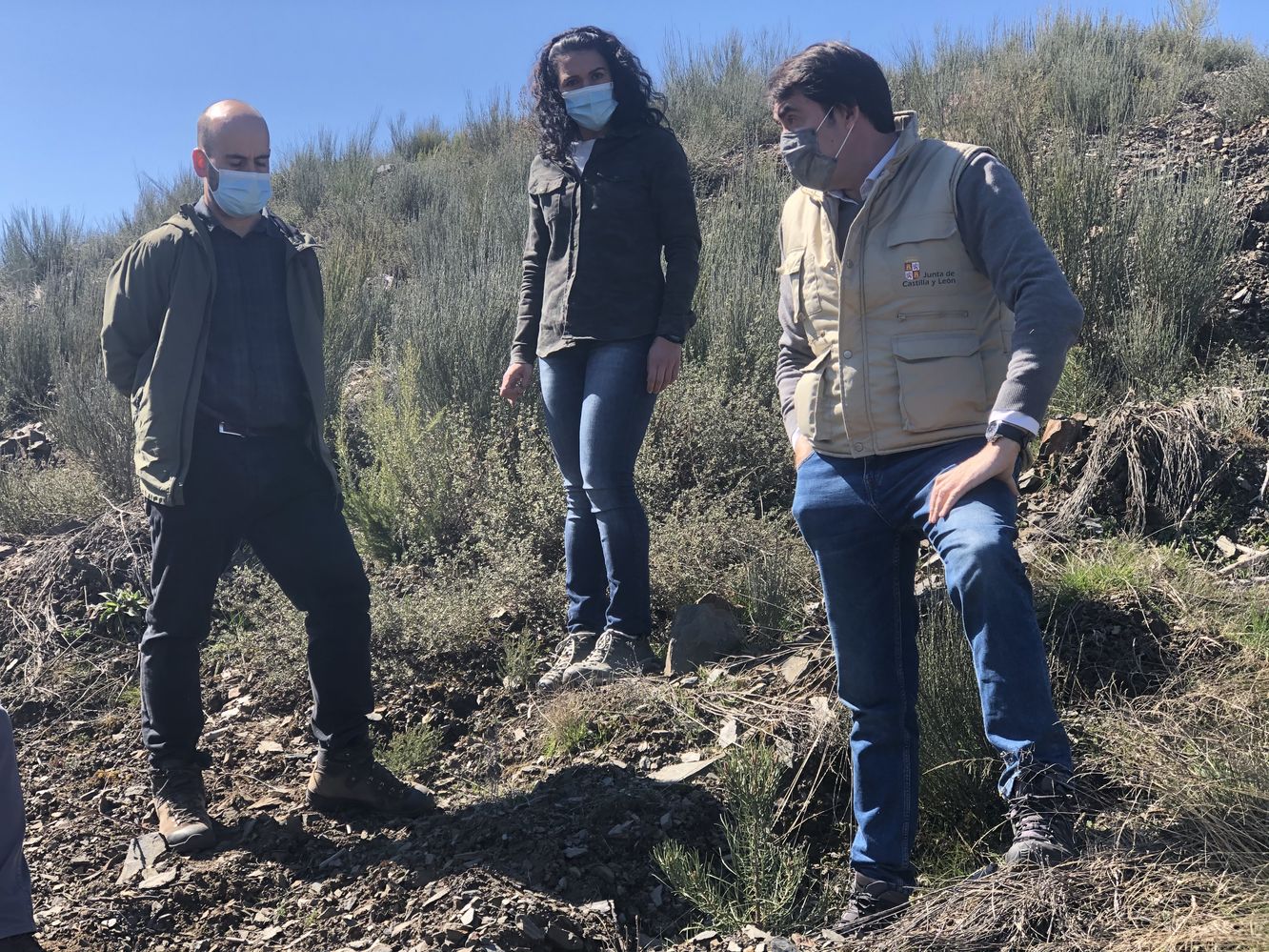 El consejero de Fomento y Medio Ambiente, Juan Carlos Suárez-Quiñones, visita las actuaciones de restauración forestal en los montes afectados por el gran incendio de 2015..