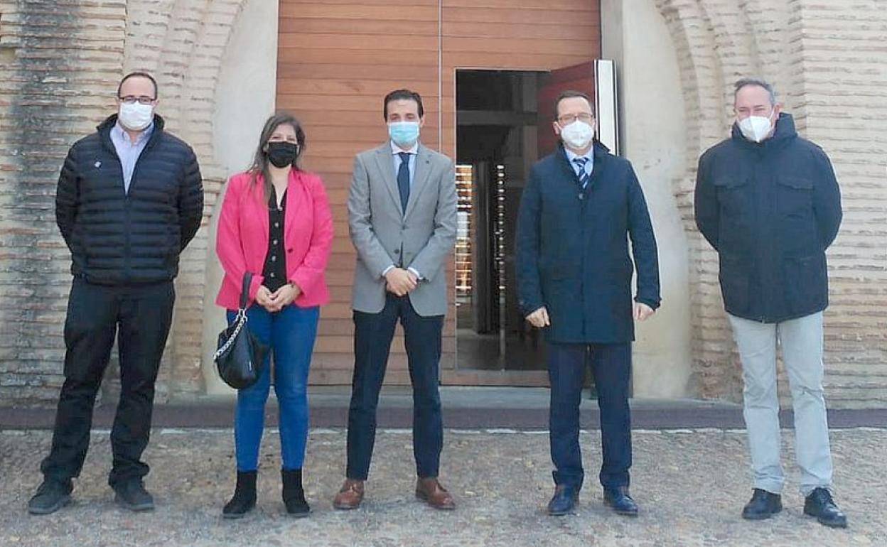 Foto de familia durante la visita institucional de este viernes. 