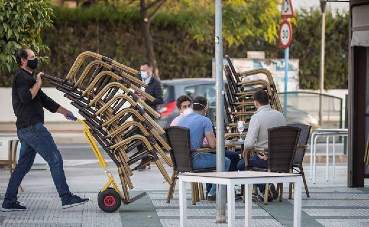 Trabajador de una cafetería en plena faena. 